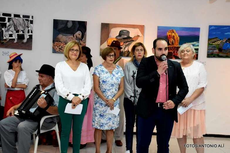 El presidente de La Fraternidad, José Luis Macías, se dirige a los asistentes en el acto inaugural de la exposición (Foto Antonio Alí)